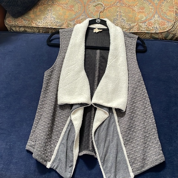 Hem & thread great vest with white fleece detailing. Size L. - Picture 6 of 6